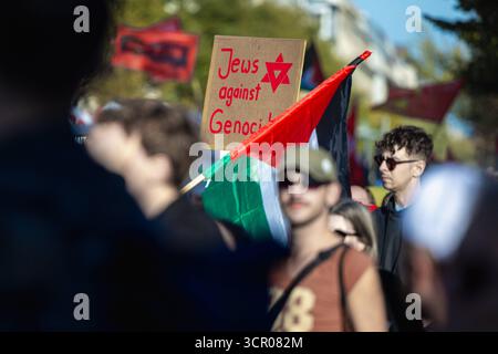 Friedendemonstration für Gaza unter dem devise tous les yeux sur Gaza Stoppt den Genozid Deutschland, Berlin AM 27.09.2025, Schild in der Menge Jewish Against Genocide , davor eine Palästina-Flagge. *** Manifestation de paix pour Gaza sous le slogan tous les yeux sur Gaza arrêtez le génocide Allemagne, Berlin le 27 09 2025 signez dans la foule Juifs contre le génocide , devant lui un drapeau palestinien Banque D'Images