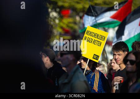 Friedendemonstration für Gaza unter dem motto All Eyes on Gaza Stoppt den Genozid Deutschland, Berlin AM 27.09.2025, Demonstrant in der Menge mit dem Schild Amnesty International - Menschenleben in Gaza retten . *** Manifestation pour la paix à Gaza sous le slogan tous les yeux sur Gaza arrêtez le génocide Allemagne, Berlin le 27 09 2025 manifestant dans la foule avec le signe Amnesty International sauver des vies à Gaza Banque D'Images