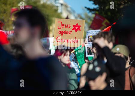 Friedendemonstration für Gaza unter dem devise tous les yeux sur Gaza Stoppt den Genozid Deutschland, Berlin AM 27.09.2025, Schild in der Menge Juifs contre le génocide . *** Manifestation de paix pour Gaza sous le slogan tous les yeux sur Gaza arrêtez le génocide Allemagne, Berlin le 27 09 2025 signez dans la foule Juifs contre le génocide Banque D'Images