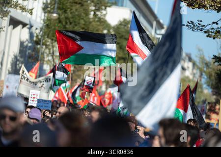 Friedendemonstration für Gaza unter dem motto All Eyes on Gaza Stoppt den Genozid Deutschland, Berlin AM 27.09.2025, Frontalansicht einer großen Menschenmenge, die für Palästina demonstriert. Ein Schild mit Stop Israel . *** Manifestation de paix pour Gaza sous le slogan tous les yeux sur Gaza arrêtez le génocide Allemagne, Berlin le 27 09 2025 vue frontale d'une foule nombreuse manifestant pour la Palestine Un panneau avec Stop Israël Banque D'Images
