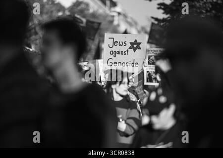 Friedendemonstration für Gaza unter dem devise tous les yeux sur Gaza Stoppt den Genozid Deutschland, Berlin AM 27.09.2025, Schild in der Menge Juifs contre le génocide . *** Manifestation de paix pour Gaza sous le slogan tous les yeux sur Gaza arrêtez le génocide Allemagne, Berlin le 27 09 2025 signez dans la foule Juifs contre le génocide Banque D'Images