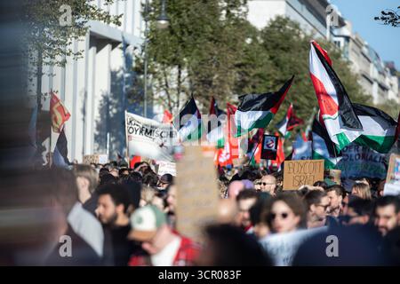 Friedendemonstration für Gaza unter dem motto All Eyes on Gaza Stoppt den Genozid Deutschland, Berlin AM 27.09.2025, Frontalansicht einer großen Menschenmenge, die für Palästina demonstriert. Ein Schild mit Boykott Israël . *** Manifestation de paix pour Gaza sous le slogan tous les yeux sur Gaza arrêtez le génocide Allemagne, Berlin le 27 09 2025 vue frontale d'une foule nombreuse manifestant pour la Palestine Un panneau avec boycott Israël Banque D'Images