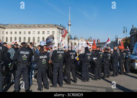 Friedendemonstration für Gaza unter dem motto All Eyes on Gaza Stoppt den Genozid Deutschland, Berlin AM 27.09.2025, Rückenansicht der Polizeilinie, die die die große Menschenmenge, die für Palästina demonstriert, leitet. *** Manifestation pour la paix à Gaza sous le slogan tous les yeux sur Gaza arrêtez le génocide Allemagne, Berlin le 27 09 2025 vue arrière de la ligne de police dirigeant la grande foule manifestant pour la Palestine Banque D'Images