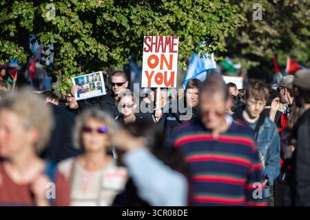 Friedendemonstration für Gaza unter dem motto tous les yeux sur Gaza Stoppt den Genozid Deutschland, Berlin AM 27.09.2025 : Demonstranten mit dem Schild honte sur vous . *** Manifestation de paix pour Gaza sous le slogan tous les yeux sur Gaza arrêtez le génocide Allemagne, Berlin le 27 09 2025 manifestants avec le signe honte sur vous Banque D'Images