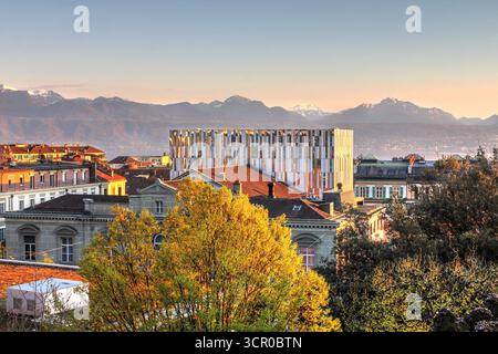 Coucher de soleil sur Lausanne avec l'accent sur l'Opéra de Lausanne récemment rénové, la cage de scène moderne construite sur le dessus de l'ancien bâtiment suivant la conception de Banque D'Images