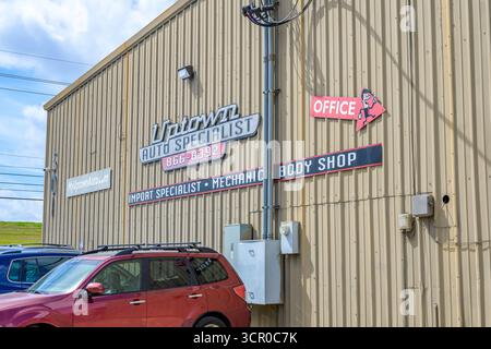 Jefferson, LOUISIANE, États-Unis - 27 février 2024 : spécialiste automobile Uptown sur River Road dans la banlieue de la Nouvelle-Orléans Banque D'Images