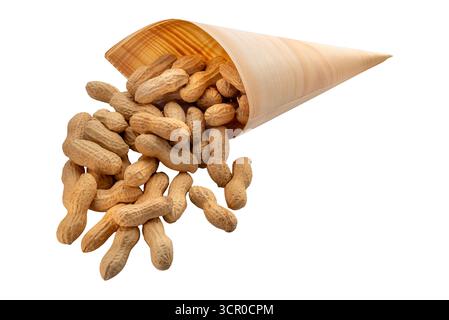 Arachides tombant d'un cône de papier isolé sur blanc avec chemin de découpage inclus Banque D'Images