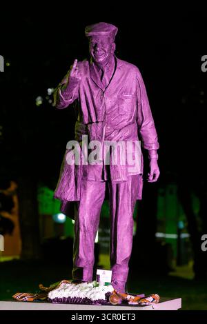 Une statue de Harold Dennis 'Dickie' Bird O.B,E à Barnsley, South Yorkshire, Royaume-Uni Banque D'Images