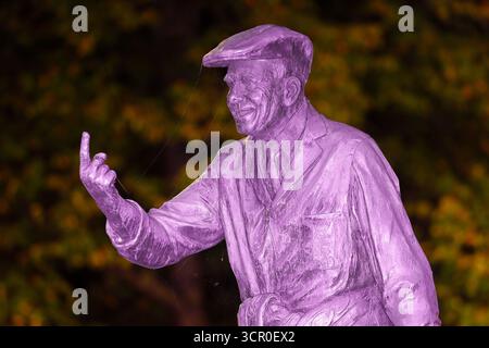 Une statue de Harold Dennis 'Dickie' Bird O.B,E à Barnsley, South Yorkshire, Royaume-Uni Banque D'Images