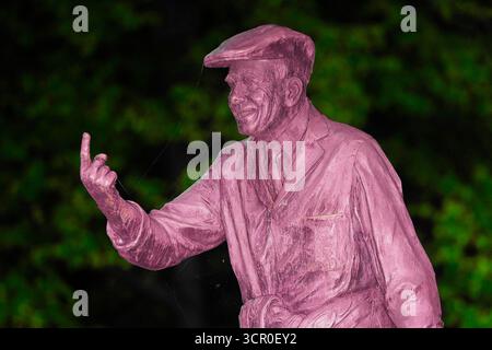 Une statue de Harold Dennis 'Dickie' Bird O.B,E à Barnsley, South Yorkshire, Royaume-Uni Banque D'Images