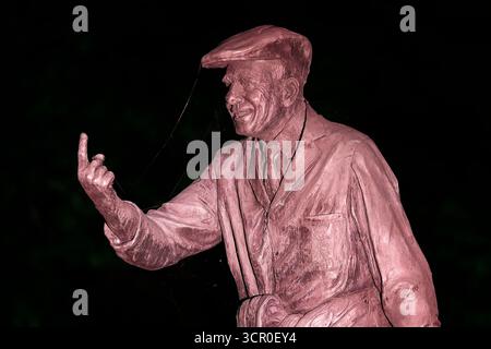 Une statue de Harold Dennis 'Dickie' Bird O.B,E à Barnsley, South Yorkshire, Royaume-Uni Banque D'Images