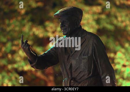Une statue de Harold Dennis 'Dickie' Bird O.B,E à Barnsley, South Yorkshire, Royaume-Uni Banque D'Images