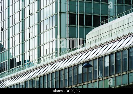 Architecture en verre stratifié avec motifs de grille et structure industrielle dans un design urbain moderne de grande hauteur Banque D'Images