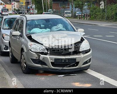 Accident de voiture véhicule endommagé avec airbags déployés dans la rue après la collision Banque D'Images