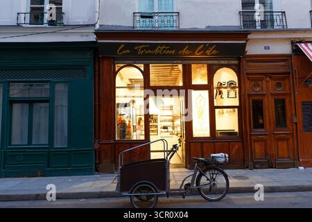 Paris, France-28 septembre 2025 : la boulangerie et pâtisserie traditionnelle française tradition de l'Ile située sur l'île Saint-Louis dans le centre de Paris. Banque D'Images
