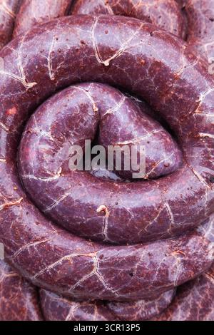 Grande pile de saucisses de sang maison traditionnelles et pudding noir, vue de dessus, gros plan Banque D'Images