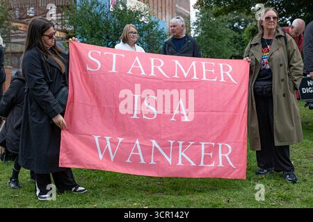 Liverpool, Merseyside, Royaume-Uni. 28 septembre 2025. Des centaines d'agriculteurs protestent près de l'Echo Arena, lieu de la conférence du Parti travailliste dans le cadre de leur campagne Trailer of Truth contre les gouvernements travaillistes, qui a proposé l'introduction d'une taxe de succession de 20 % sur les exploitations d'une valeur de plus de 1 million de livres sterling. Credit Mark Lear / Alamy Live News Banque D'Images