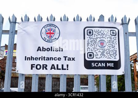 Liverpool, Merseyside, Royaume-Uni. 28 septembre 2025. Des centaines d'agriculteurs protestent près de l'Echo Arena, lieu de la conférence du Parti travailliste dans le cadre de leur campagne Trailer of Truth contre les gouvernements travaillistes, qui a proposé l'introduction d'une taxe de succession de 20 % sur les exploitations d'une valeur de plus de 1 million de livres sterling. Credit Mark Lear / Alamy Live News Banque D'Images