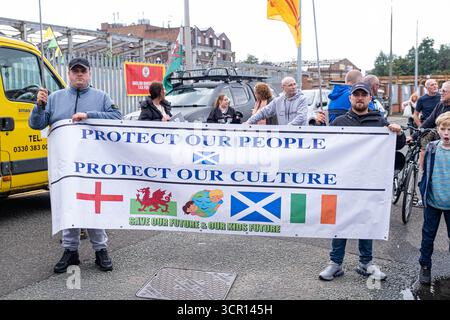 Liverpool, Merseyside, Royaume-Uni. 28 septembre 2025. Des centaines d'agriculteurs protestent près de l'Echo Arena, lieu de la conférence du Parti travailliste dans le cadre de leur campagne Trailer of Truth contre les gouvernements travaillistes, qui a proposé l'introduction d'une taxe de succession de 20 % sur les exploitations d'une valeur de plus de 1 million de livres sterling. Credit Mark Lear / Alamy Live News Banque D'Images