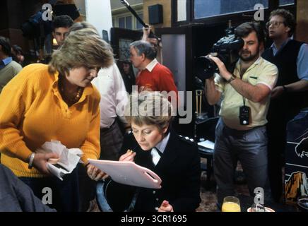 Anna Carteret (Inspecteur Kate Longton) sur le plateau du téléfilm, MakeUp, BBC Crew derrière la réalisation d'un documentaire sur le tout premier film promo sur les droits de licence. Le film promo, publicité connue sous le nom de licence Fee - film promotionnel, première diffusion le 20 janvier 1986. Angleterre 1985 HOMER SYKES Banque D'Images