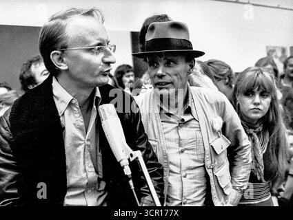 Joseph Beuys, artiste allemand, et Klaus Staeck, éditeur et designer allemand, Allemagne Banque D'Images