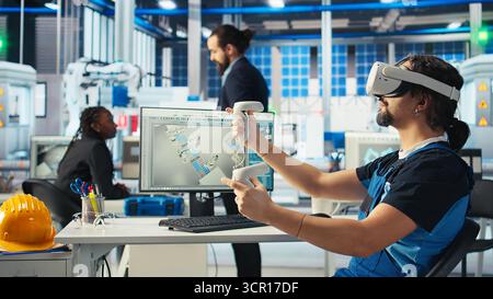 Technicien d'usine photovoltaïque utilisant le casque VR pour ajuster les paramètres du système, maximisant la production d'énergie. Homme utilisant la technologie de réalité virtuelle, optimisant l'approvisionnement en énergie dans l'usine de panneaux solaires, caméra A. Banque D'Images