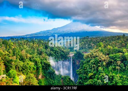 Prise de vue aérienne par drone de la cascade de Tumpak Sewu et de la montagne Semeru au lever du soleil, East Java, Indonésie. Banque D'Images