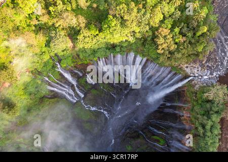 Prise de vue aérienne par drone de la superbe cascade de Tumpak Sewu, East Java, Indonésie. Banque D'Images