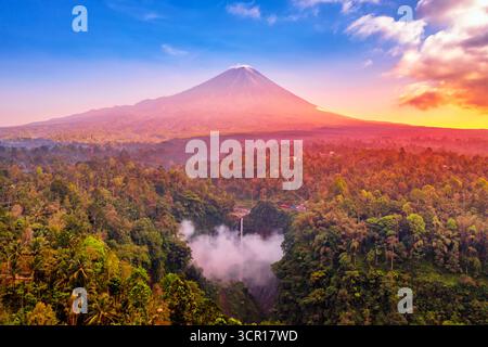 Prise de vue aérienne par drone de la cascade de Tumpak Sewu et de la montagne Semeru au lever du soleil, East Java, Indonésie. Banque D'Images