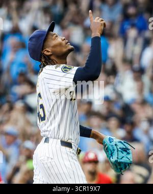 Milwaukee, États-Unis. 28 septembre 2025. Abner Uribe, lanceur des Milwaukee Brewers, réagit après la finale de la neuvième manche du match MBL entre les Reds de Cincinnati et les Brewers de Milwaukee à American Family Field à Milwaukee, Wisconsin, le dimanche 28 septembre 2025. Les Brewers battent les Reds 4-2. Photo de Tannen Maury/UPI crédit : UPI/Alamy Live News Banque D'Images
