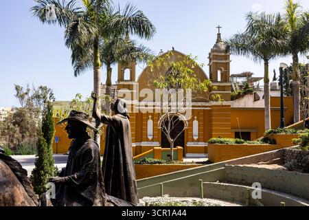 Église à Barranco Lima Pérou avec statues au premier plan Banque D'Images