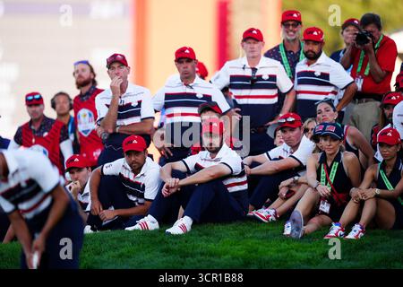 Patrick Cantlay de l'équipe des États-Unis aux côtés de ses coéquipiers semblent abattus le troisième jour de la Ryder Cup 2025 au Bethpage Black course, Farmingdale, New York. Date de la photo : dimanche 28 septembre 2025. Banque D'Images