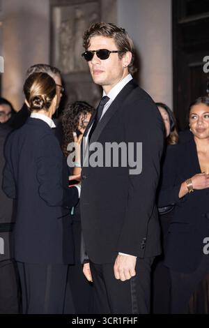Milan, Italie. 28 septembre 2025. Milan, Italie. 28 septembre 2025. James Norton arrive à la Pinacothèque de Brera pour assister au défilé Giorgio Armani qui a lieu pendant la Fashion week Womenswear printemps/été 2026 de Milan, le 28 septembre 2025 à Milan (Italie). Photo de Marco Piovanotto/Abacapress.com crédit : Abaca Press/Alamy Live News crédit : Abaca Press/Alamy Live News Banque D'Images