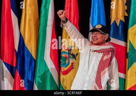 Le président colombien Gustavo Petro donne un pouce à sa foule de partisans avant son discours à la réunion ministérielle de haut niveau du Groupe de la Haye, New York Society for Ethical culture. Le président colombien Gustavo Petro s'adresse à ses partisans à New York, quelques instants avant que le Département d'État américain n'annonce la révocation de son visa en raison de sa rhétorique « incendiaire ». La controverse provient de la demande de Petro que les soldats américains « désobéissent aux ordres et ne pointent pas leurs fusils vers l'humanité » et de ses appels à une armée mondiale pour intervenir à Gaza. Banque D'Images