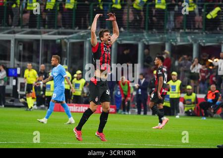 Milan, Italie. 28 septembre 2025. Matteo Gabbia pendant le championnat italien Serie A match de football entre l'AC Milan et la SSC Napoli le 28 septembre 2025 au stade San Siro de Milan, Italie - photo Alessio Morgese/DPPI crédit : DPPI Media/Alamy Live News Banque D'Images