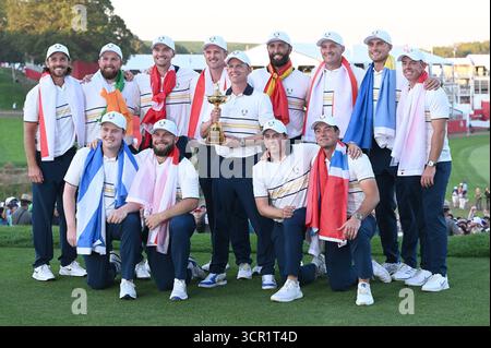 Farmingdale, États-Unis. 28 septembre 2025. Luke Donald, capitaine de Team Europe, détient le trophée de la Ryder Cup alors que lui et les membres de son équipe posent pour des photos après avoir battu Team USA et remporté la Ryder Cup Golf Competition 2025, au Bethpage Black course, Farmingdale, NY, le 28 septembre 2025. (Photo par Anthony Behar/SipaUSA) crédit : Sipa USA/Alamy Live News Banque D'Images