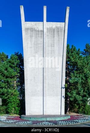 Mémorial du pont aérien de Berlin (Luftbrückendenkmal) à Platz der Luftbrücke à Tempelhof (vertical) Banque D'Images