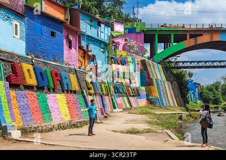Malang, Indonésie - 12 juillet 2018 : les touristes font photo dans le village de Jodipan avec des maisons colorées peintes ( Kampung Warna Warni ) lieu populaire Banque D'Images