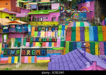 Malang, Indonésie - Juillet 12, 2018 : Jodipan village avec ses maisons colorées peintes ( Kampung Warna Warni ) endroit populaire à visiter pour une visite à pied de la ville Banque D'Images
