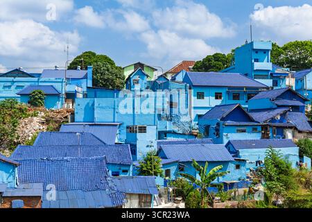 Malang, Indonésie - 12 juillet 2018 : vue dans les maisons résidentielles du village bleu de Kampung Biru Arema. Endroit populaire à visiter pour la visite à pied. Destination voyage Banque D'Images