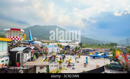 Kota Batu, Malang, Indonésie - 12 juillet 2018 : exposition en plein air avec des voitures, des avions et des touristes au Musée Angkut - la plus grande exposition de transport Banque D'Images