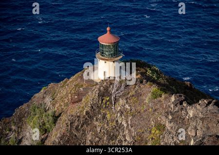 Une vue imprenable sur le phare de Makapu'u sur la côte est de O'ahu, où la riche histoire maritime d'Hawaï rencontre des falaises immaculées et un océan bleu profond Banque D'Images