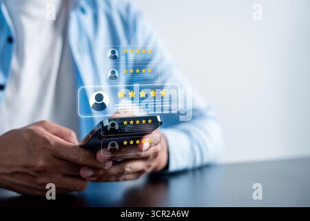 Avis client donnant des avis cinq étoiles à l'aide d'un smartphone, concept de feedback en ligne, note de l'utilisateur Banque D'Images