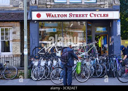 Oxford, Royaume-Uni - 19 septembre 2024 : magasin de réparation de vélos local dans le quartier de Jericho à Oxford Banque D'Images