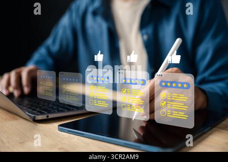 Commentaires des clients et concept d'avis. évaluations à cinq étoiles et listes de contrôle. Idéal pour les contenus commerciaux, marketing et de qualité de service. Banque D'Images