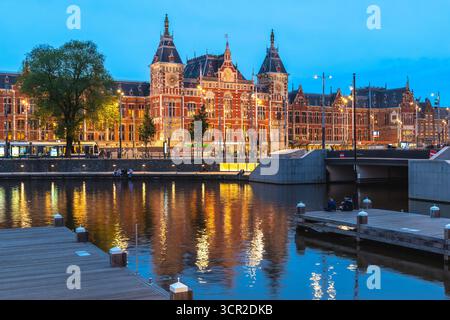 Amsterdam Centraal gare, la plus grande gare ferroviaire d'Amsterdam, Hollande du Nord, pays-Bas Banque D'Images