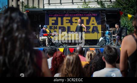 Boston Massachusetts, États-Unis. 28 septembre 2025. Fiesta en la Plaza, près de 500 personnes ont participé à la troisième célébration annuelle d'une journée pendant le mois du patrimoine latinx. Le festival avec musique et danse latines live, organisé par Ágora Cultural Architects et le Bureau des Arts et de la culture du maire de Boston, a eu lieu devant l’Hôtel de ville de Boston au centre de la ville. Dans une déclaration du Bureau des arts et de la culture du maire « à une époque où les immigrants sont injustement ciblés, Fiesta en la Plaza se présente comme une célébration audacieuse de la résilience, de la culture et de l’unité ». Crédit : Chuck Nacke / Alamy Live News Banque D'Images
