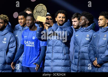 Paris, France. 27 septembre 2025. Marquinhos avec le trophée de l'équipe masculine de l'année après le championnat de France de Ligue 1 de football ou match de football Paris Saint-Germain PSG VS AJ Auxerre AJA le 27 septembre 2025 au stade Parc des Princes à Paris. Crédit : Victor Joly/Alamy Live News Banque D'Images