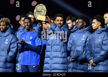 Paris, France. 27 septembre 2025. Marquinhos avec le trophée de l'équipe masculine de l'année après le championnat de France de Ligue 1 de football ou match de football Paris Saint-Germain PSG VS AJ Auxerre AJA le 27 septembre 2025 au stade Parc des Princes à Paris. Crédit : Victor Joly/Alamy Live News Banque D'Images