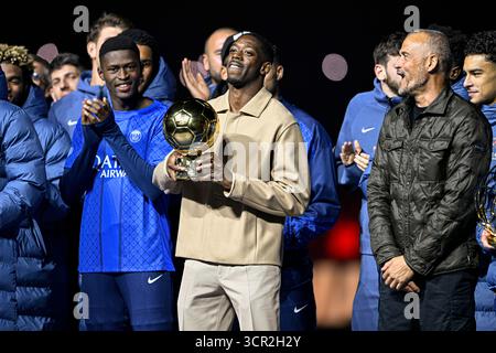 Paris, France. 27 septembre 2025. Ousmane Dembele avec le ballon d'Or après le championnat de France de Ligue 1 de football ou match de football Paris Saint-Germain PSG VS AJ Auxerre AJA le 27 septembre 2025 au stade Parc des Princes à Paris. Crédit : Victor Joly/Alamy Live News Banque D'Images